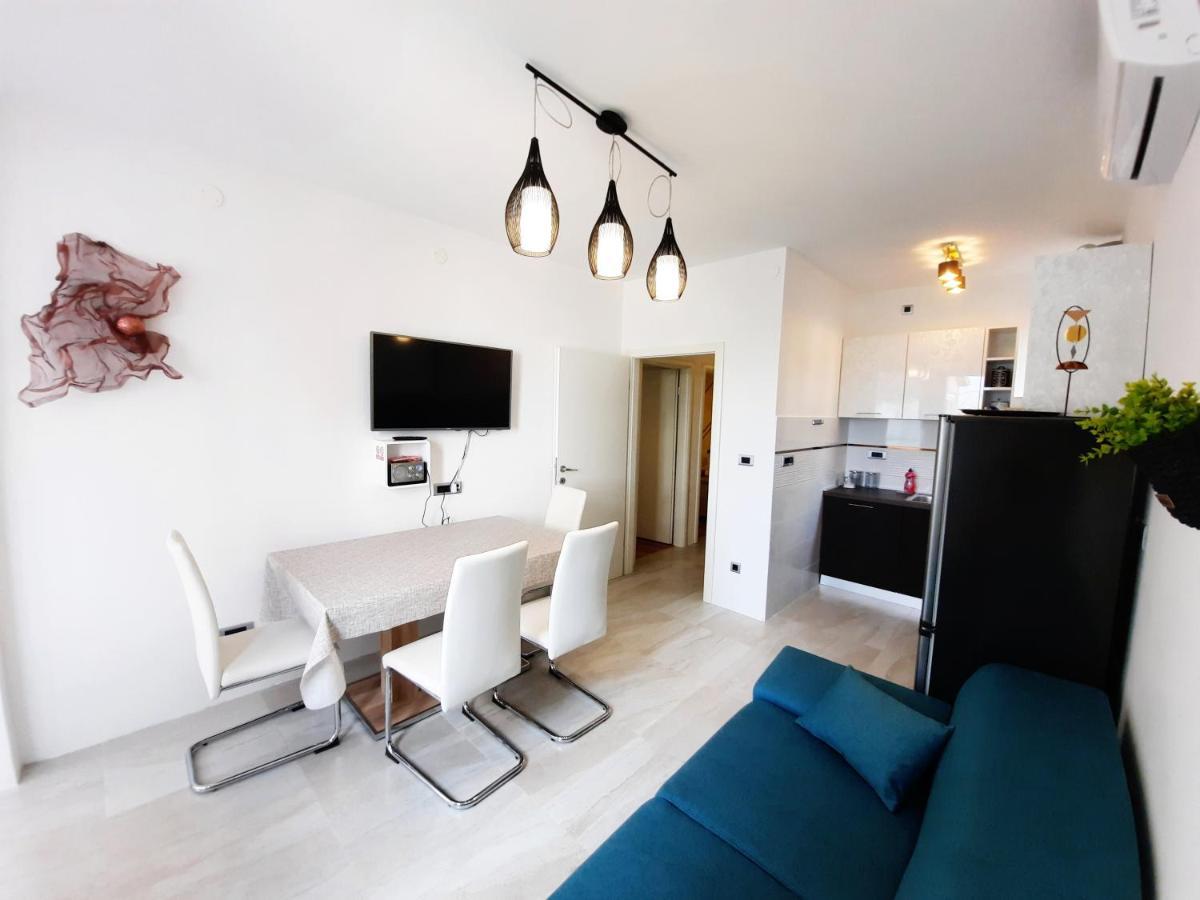 Split Symphony Veranda: Modern, New Apartment Zewnętrze zdjęcie