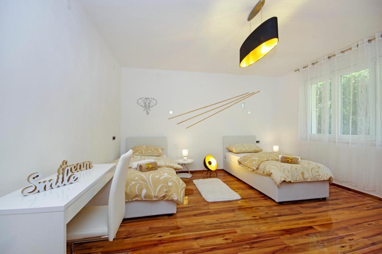 Split Symphony Veranda: Modern, New Apartment Zewnętrze zdjęcie